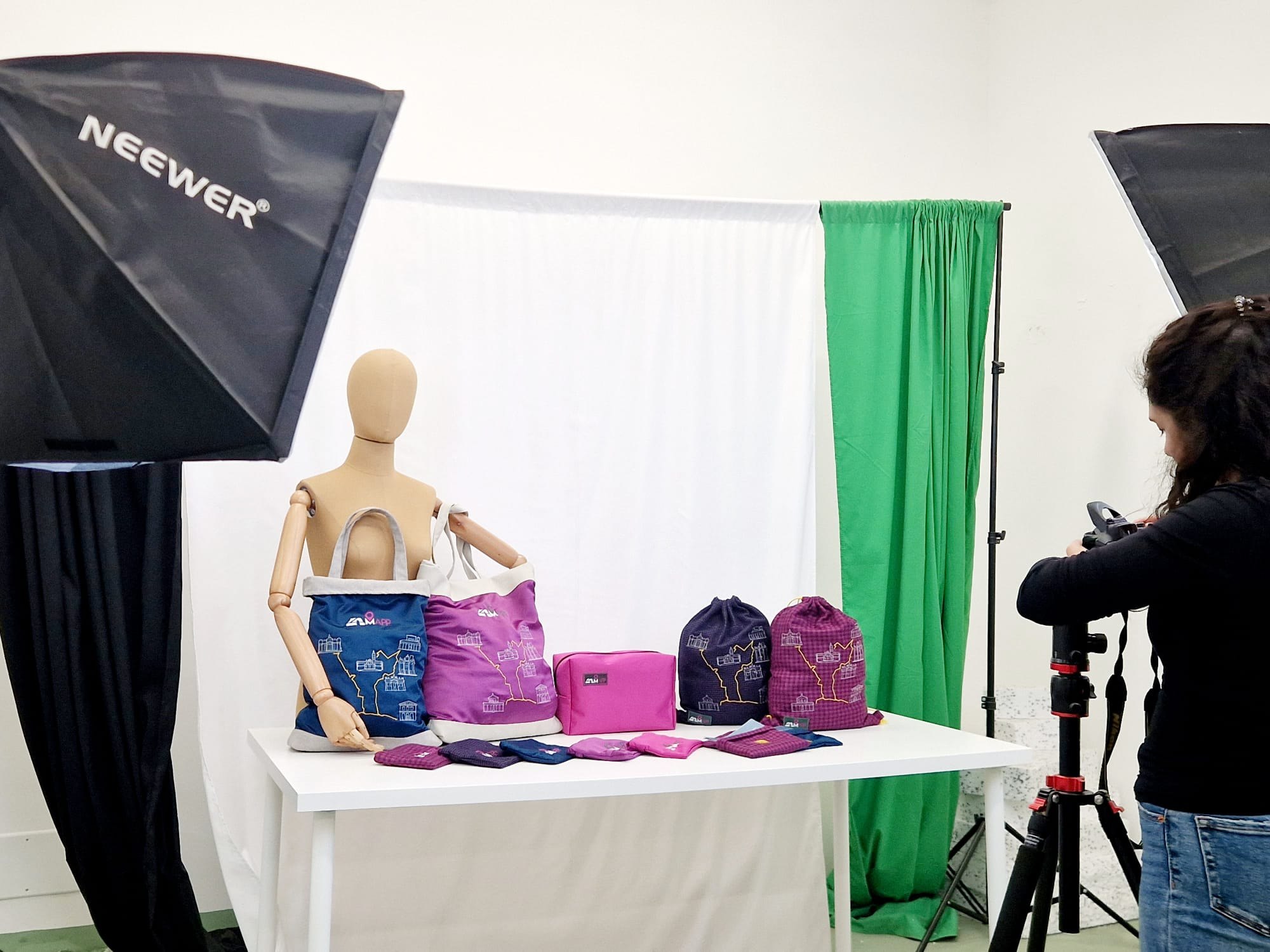 Il set fotografico in laboratorio con le borse e gli zaini ricamati della linea 4MAPP
