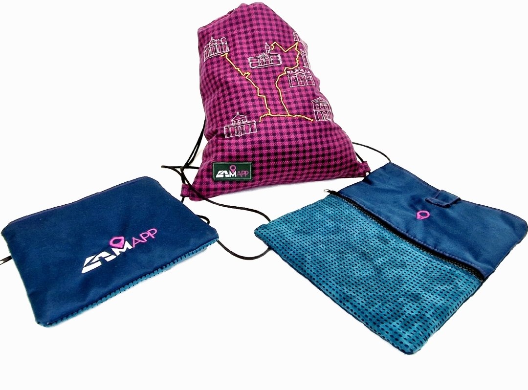 Lo zaino a sacca a quadretti con il percorso ricamato e due pochette con il logo 4MAPP