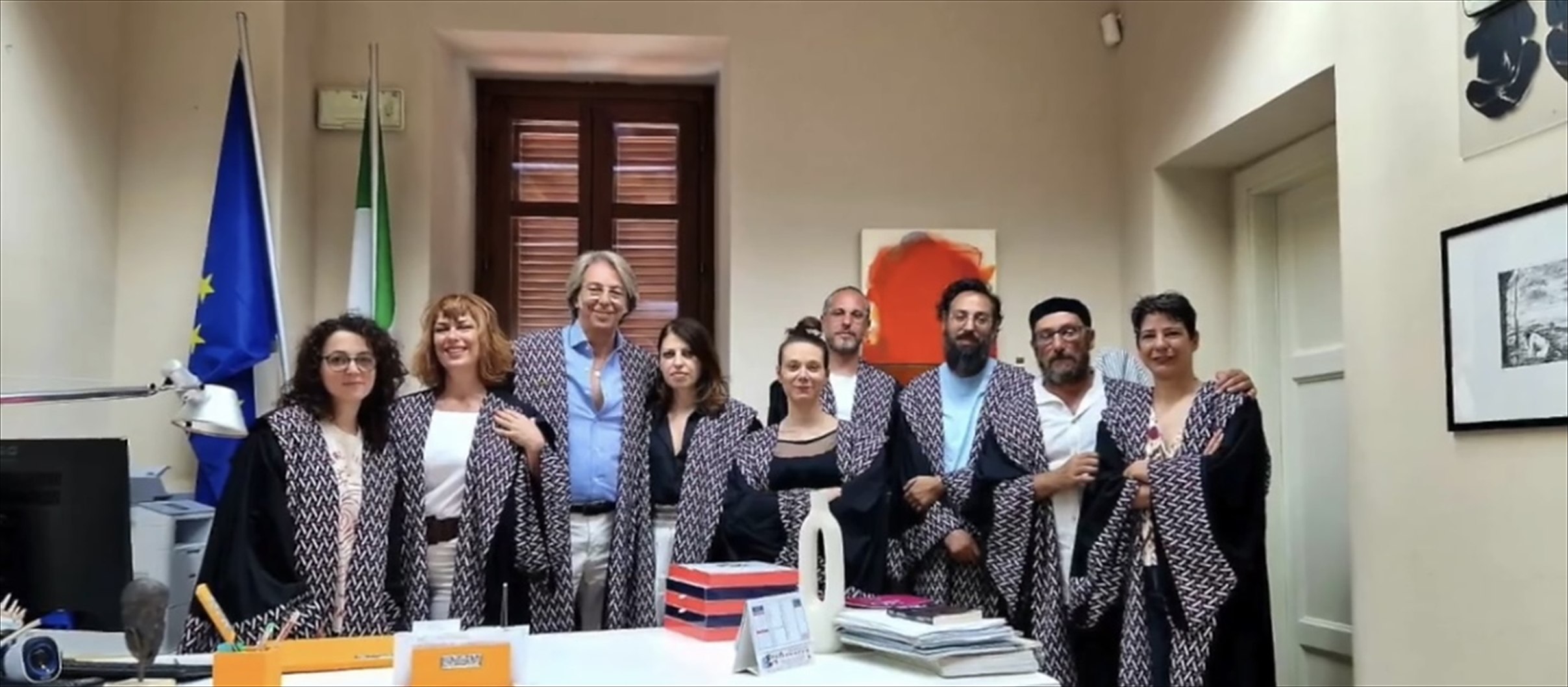 Docenti e personale dell'Accademia con le nuove toghe e le stole nel pattern ABACZ