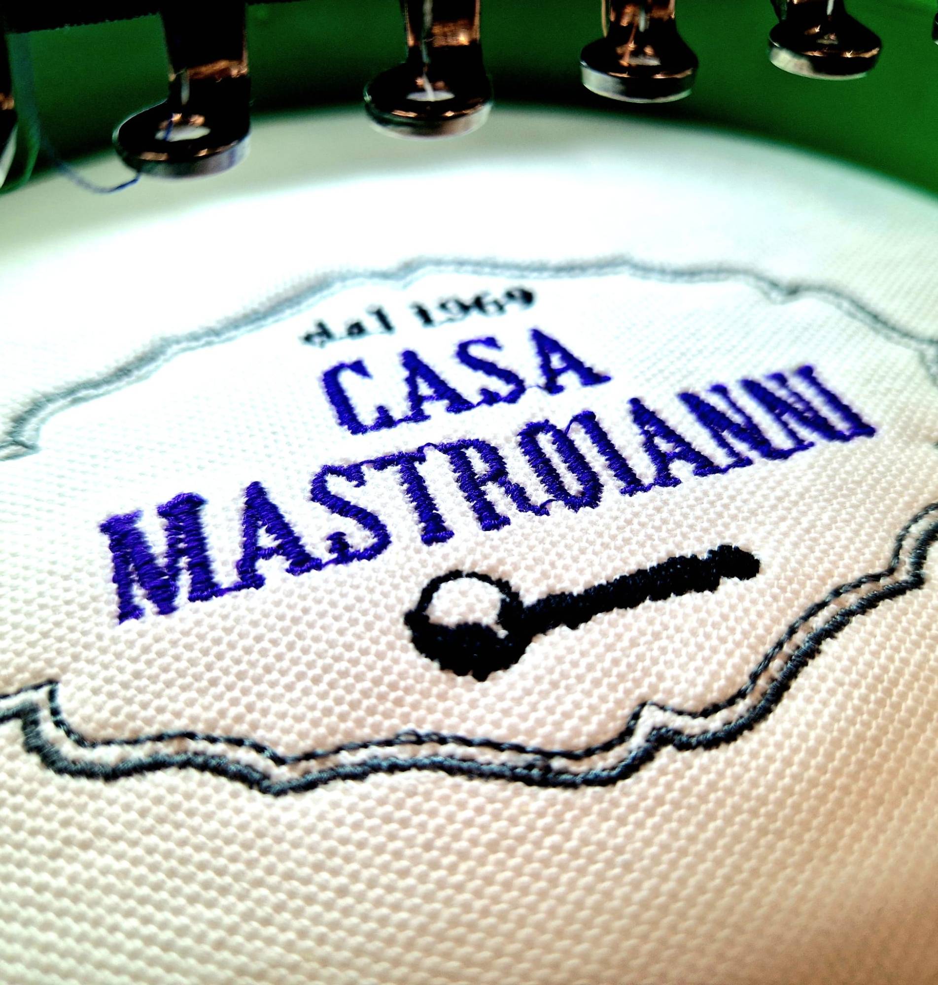 Il logo Casa Mastroianni in ricamo sulla macchina del laboratorio