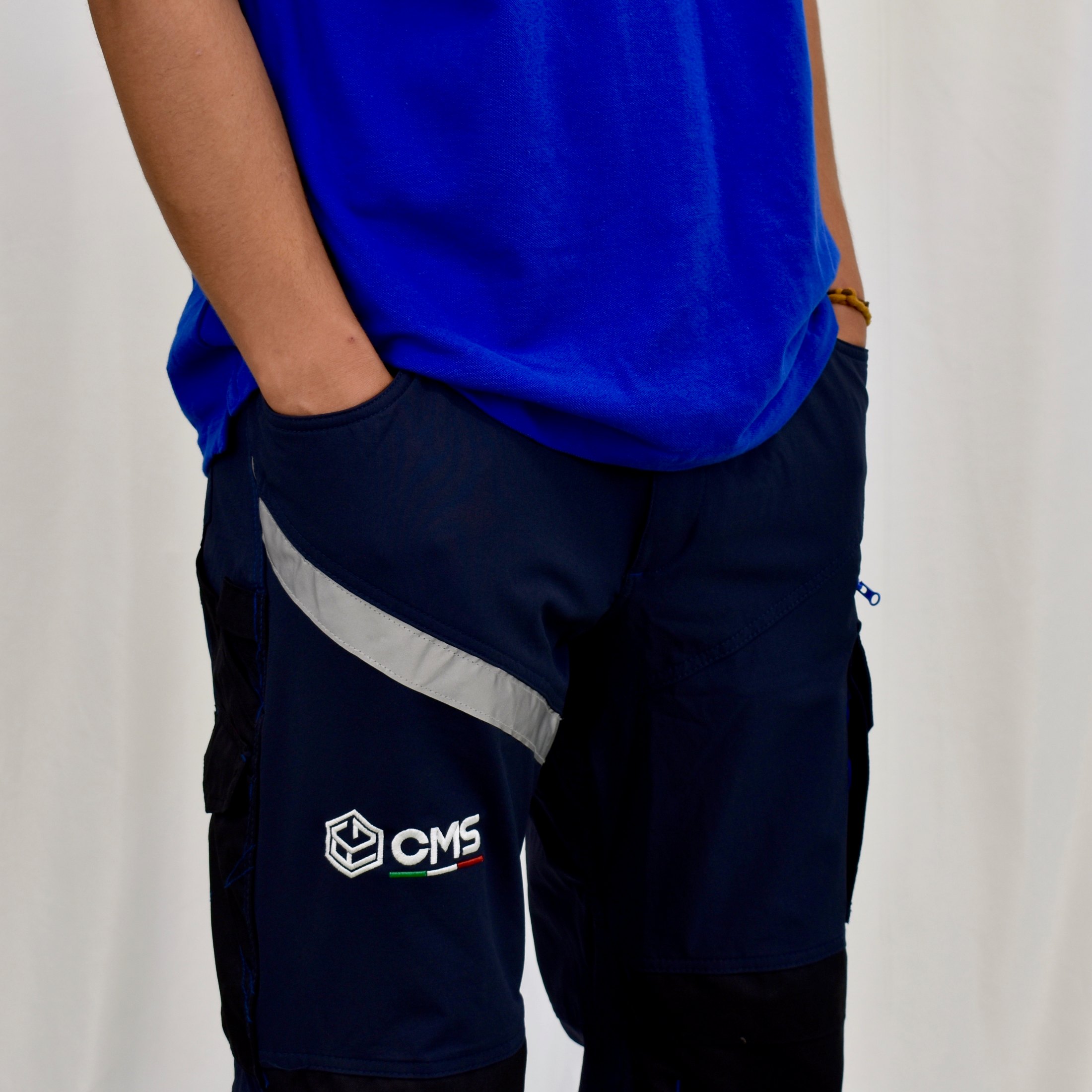 I pantaloni da lavoro della divisa con il logo CMS
