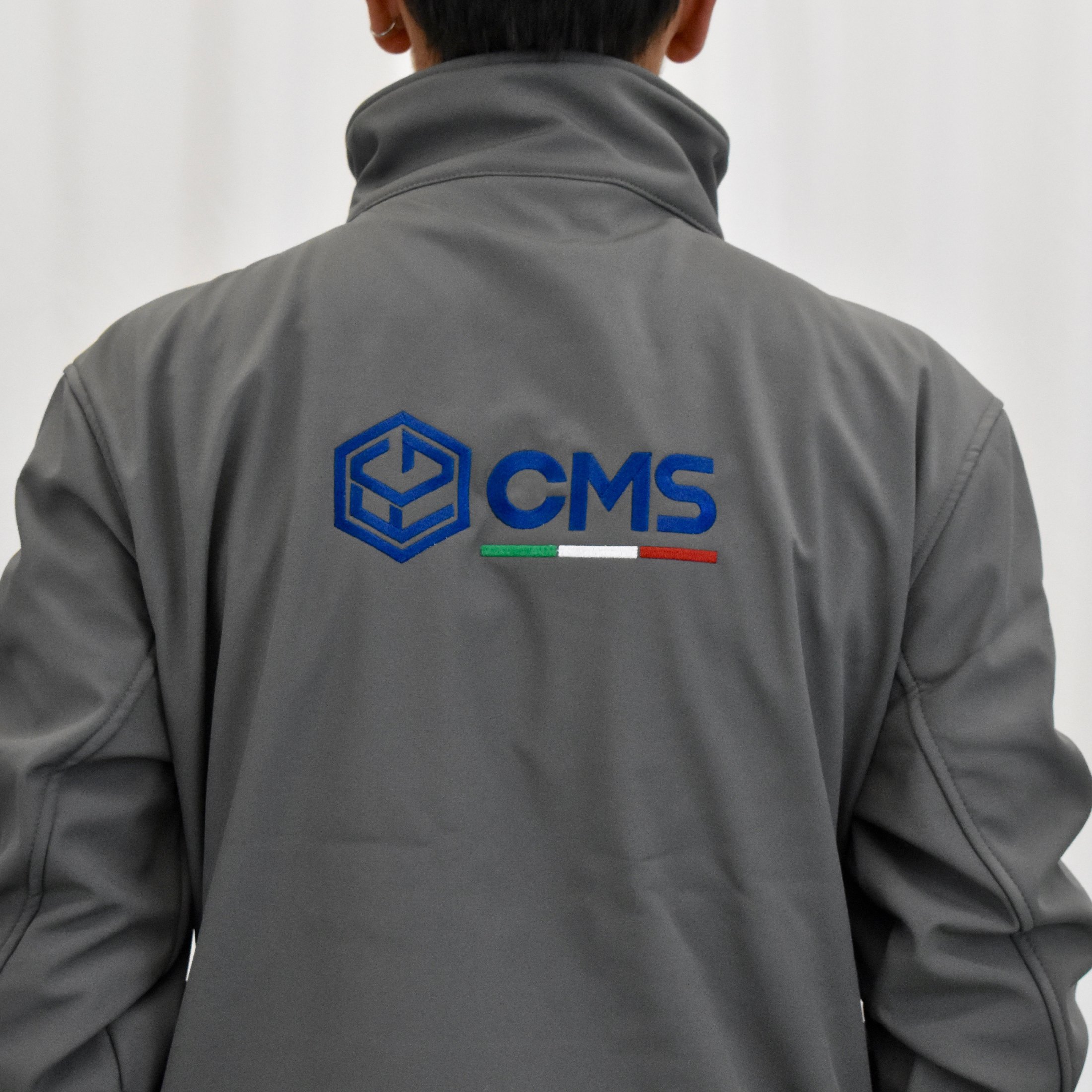 Il softshell con il logo CMS ricamato sulla schiena