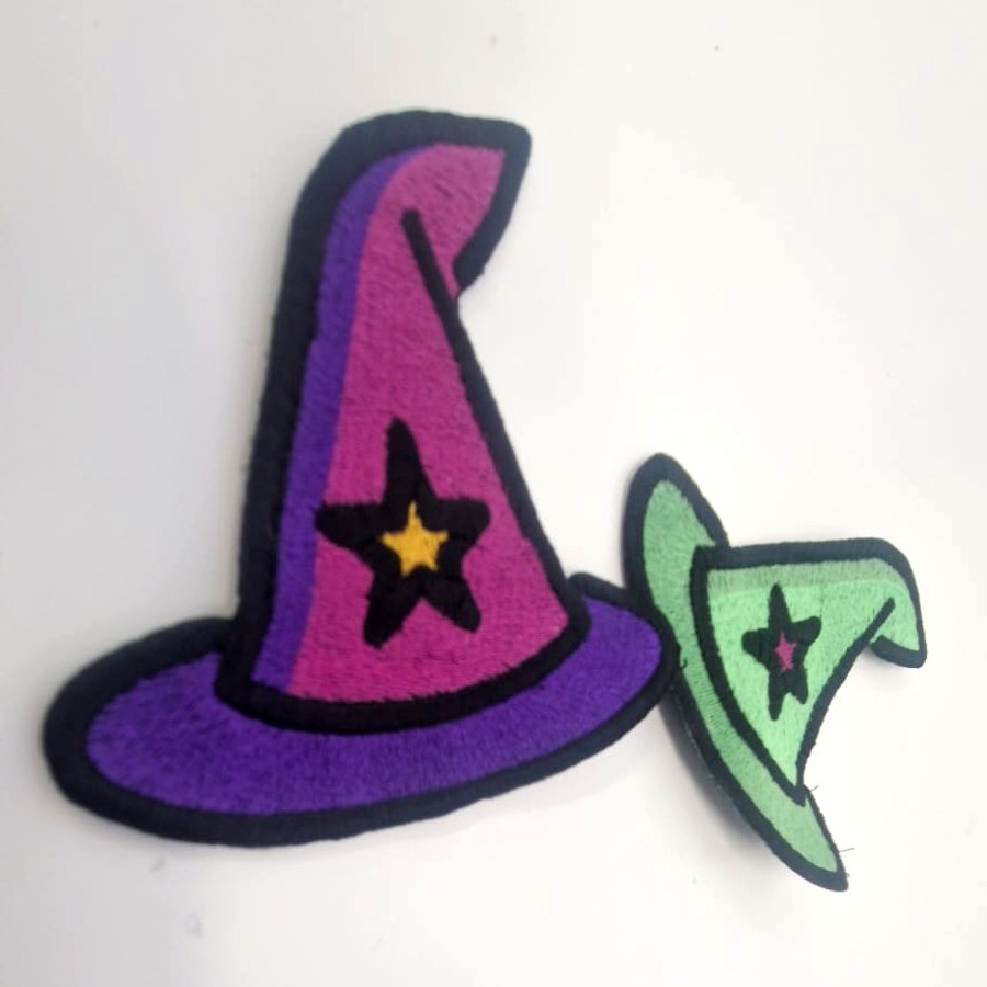 Le patch ricamate a forma di cappello da strega: gli accessori phygital legati al gioco
