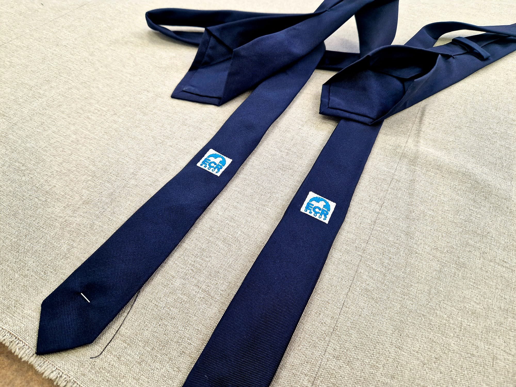 Le cravatte con il logo ECR Group ricamato in versione blu e bianca