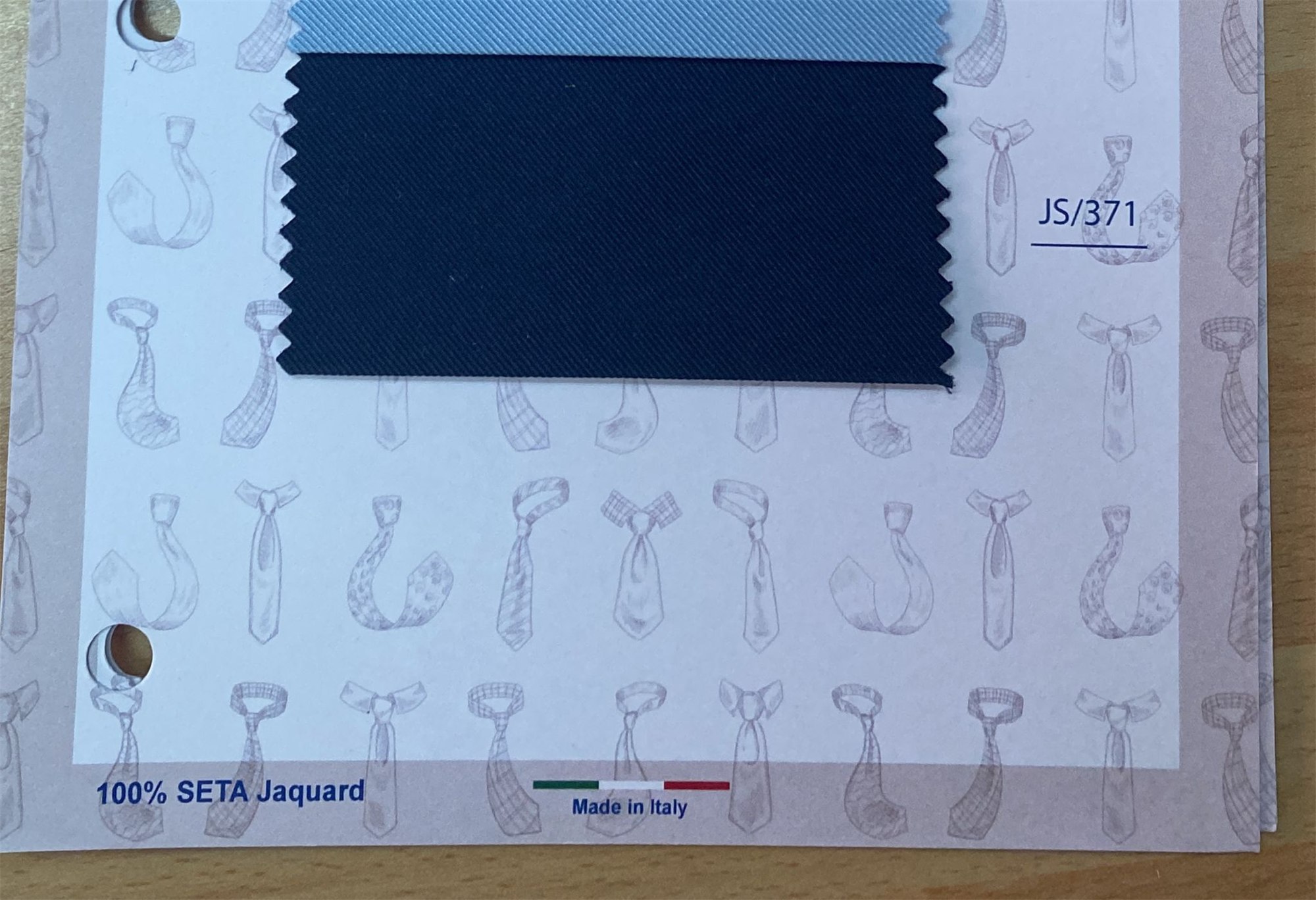 Il campione di seta twill blu scelto per le cravatte