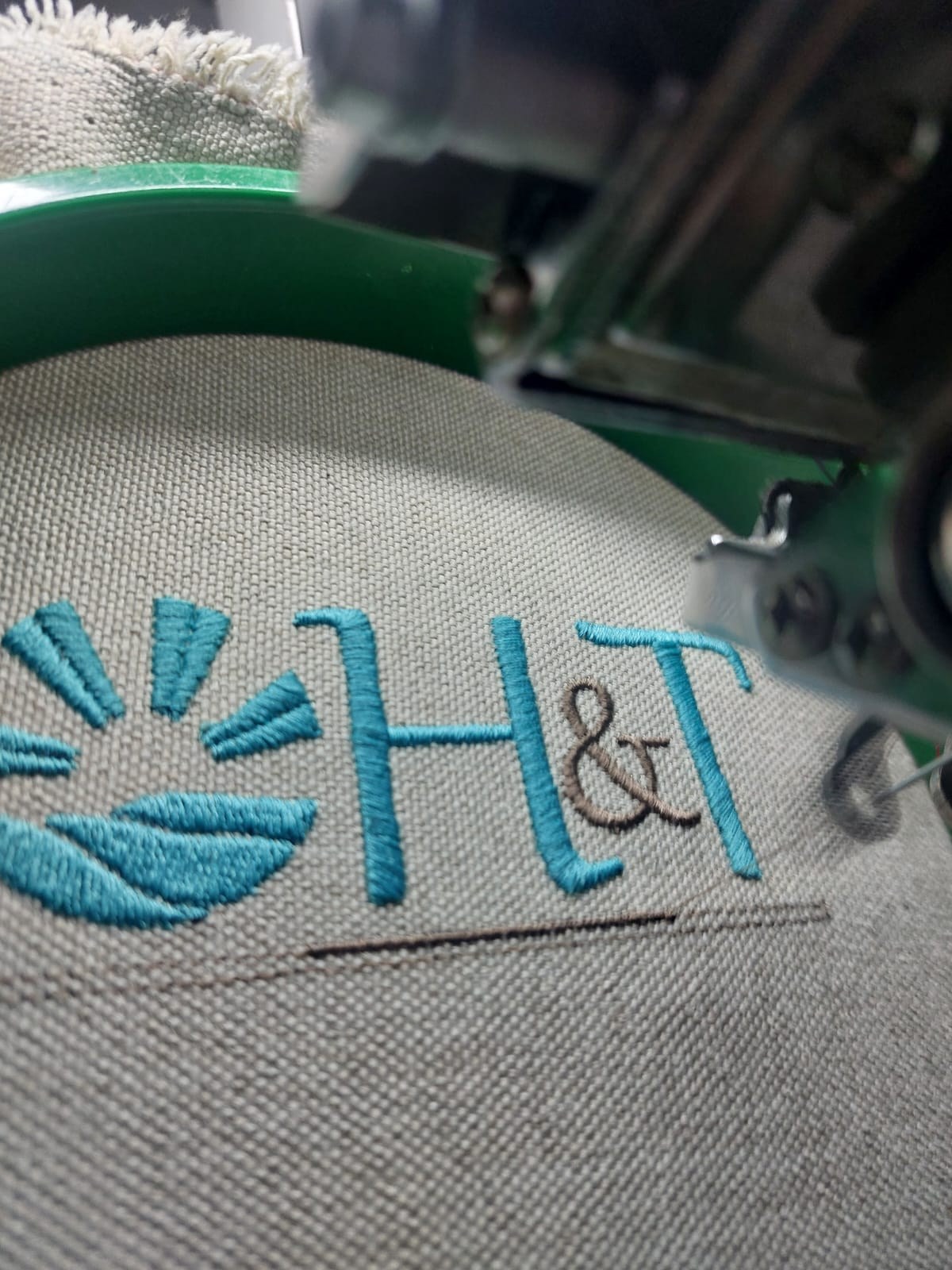 Il monogramma H&T in ricamo sulla macchina del laboratorio