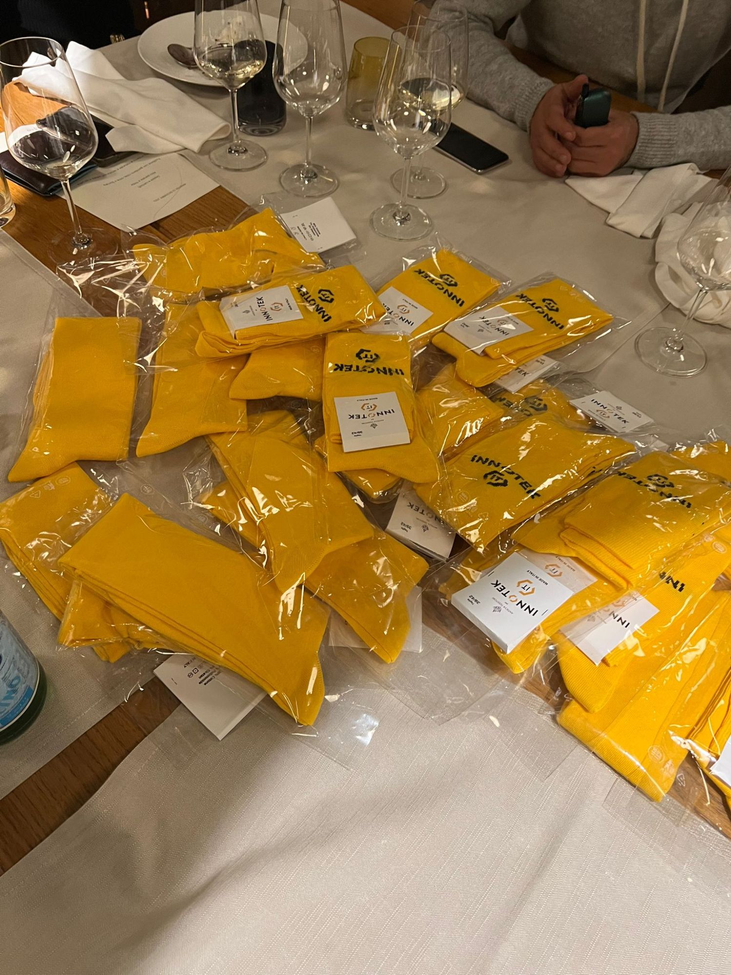 Le calze Innotek confezionate sul tavolo, pronte da regalare