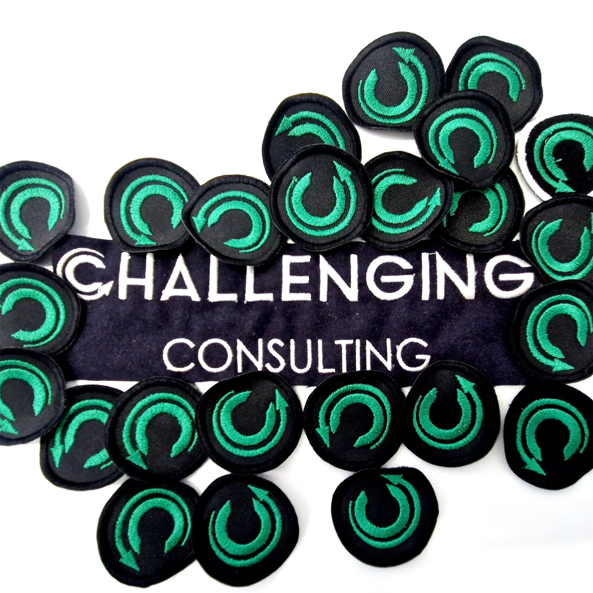Le patch tonde ricamate e l'etichetta Challenging Consulting