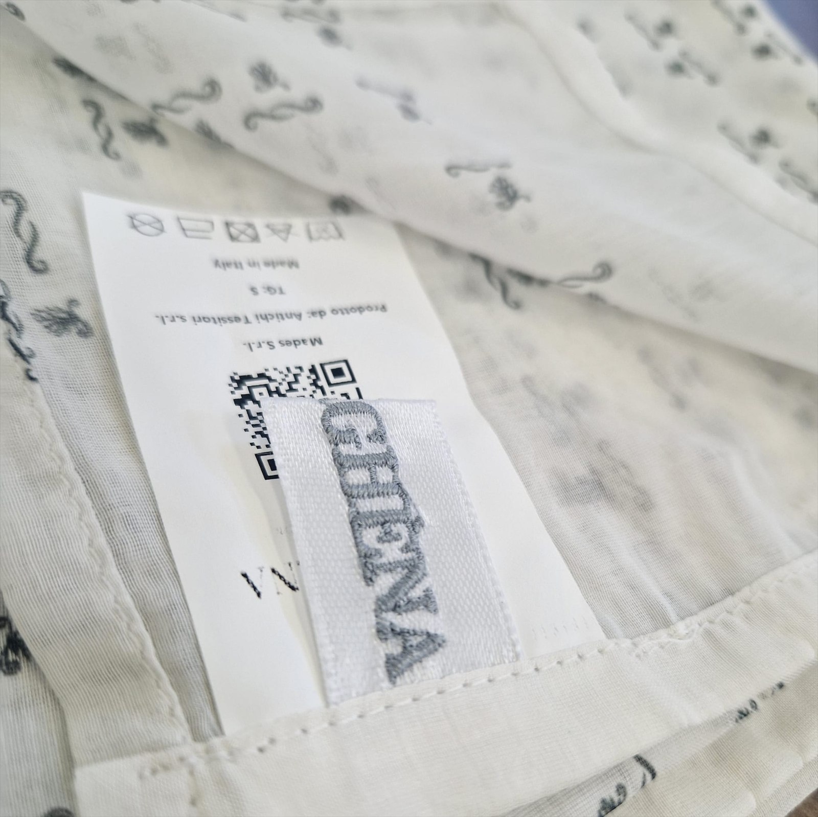 L'etichetta Malaghèna con il QR code della tracciabilità, cucita sul capo