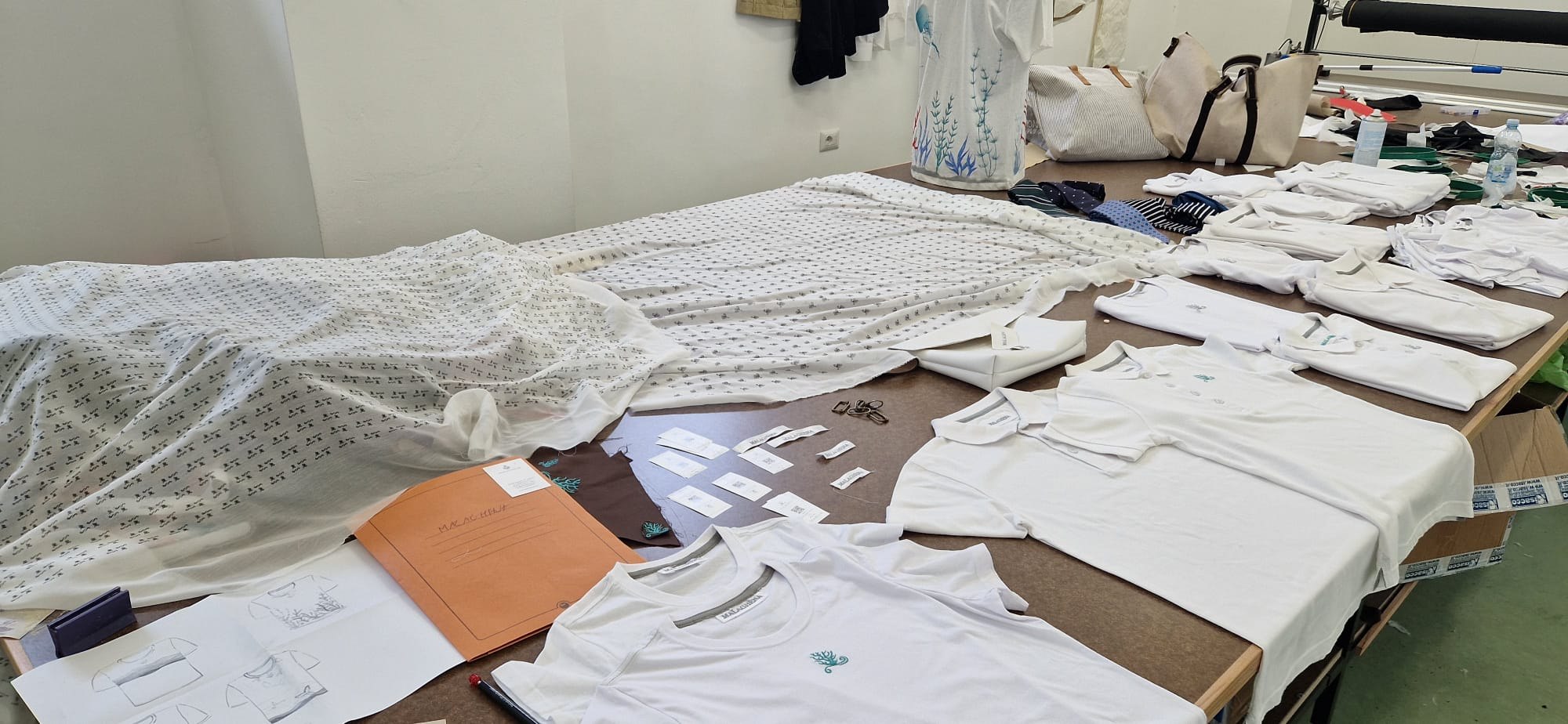 I capi della prima capsule sul tavolo del laboratorio, prima della consegna