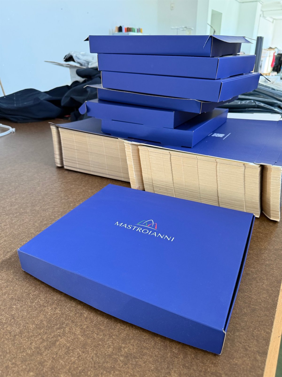 Le scatole Mastroianni blu con il logo, pronte per la spedizione