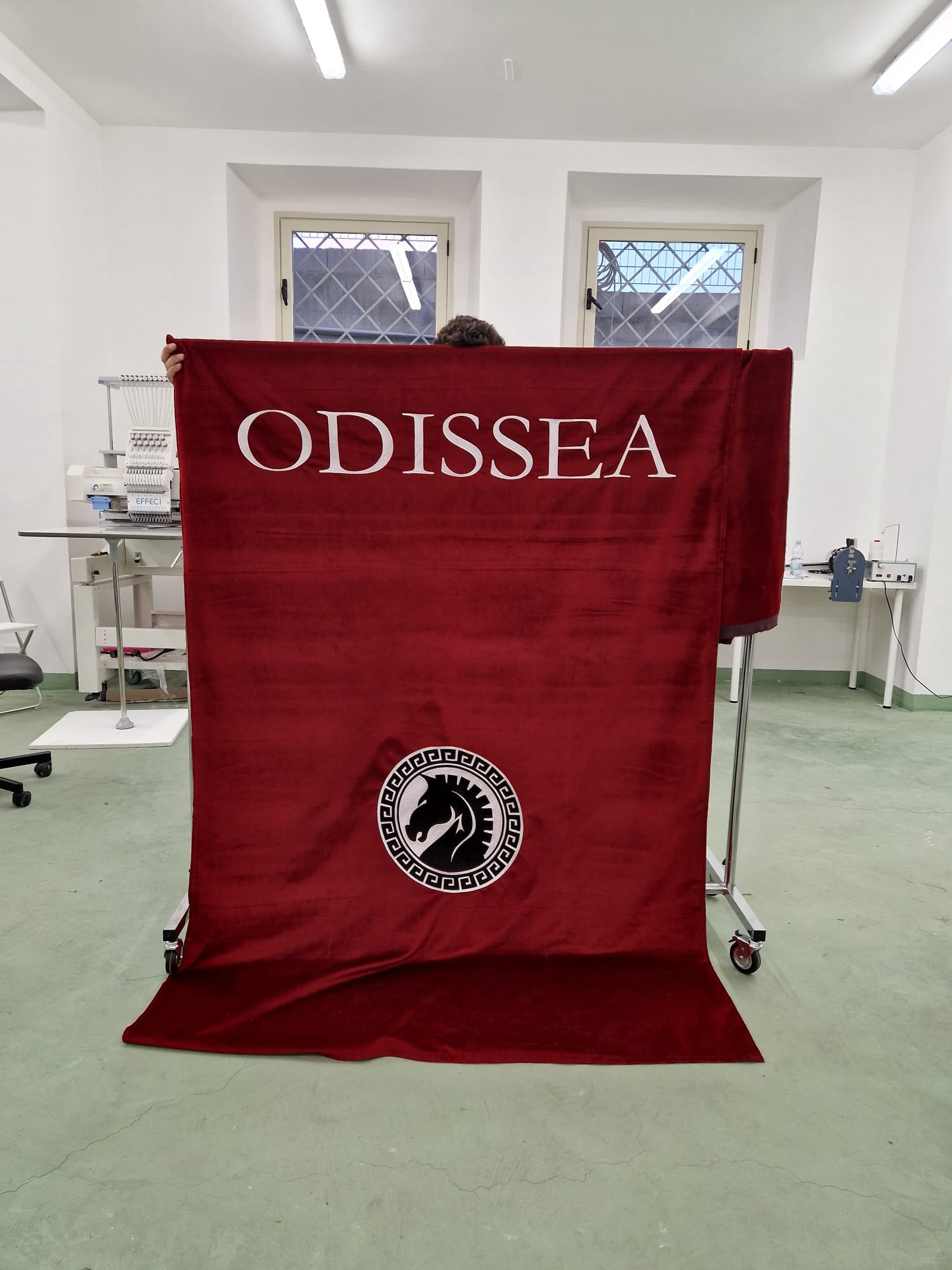 Il drappo Odissea con il simbolo ricamato, appeso in laboratorio