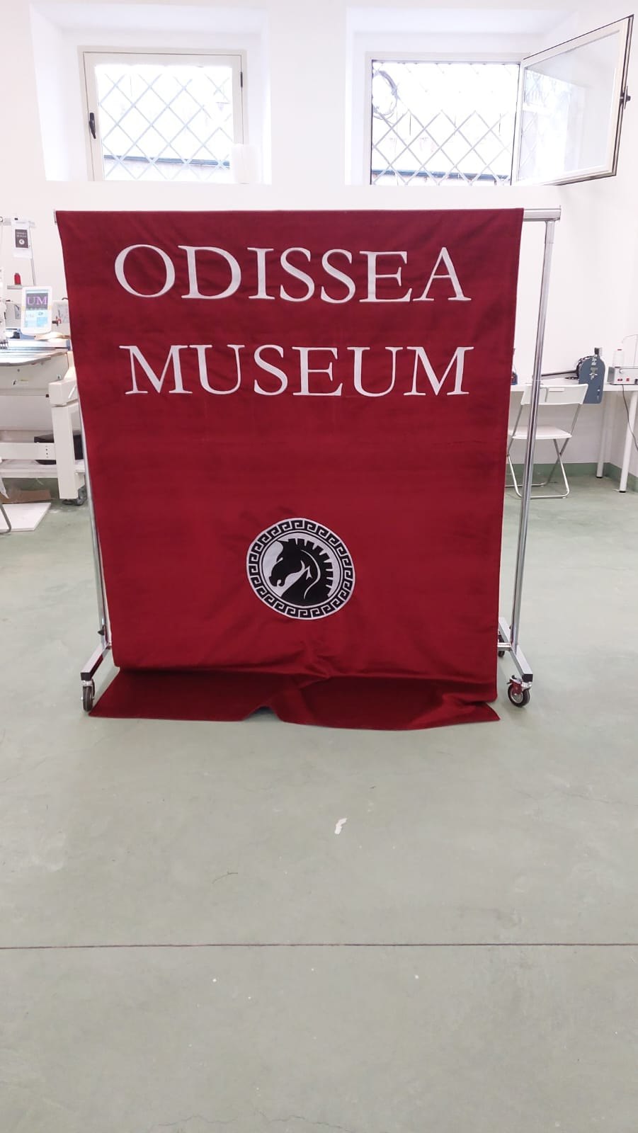 Il drappo Odissea Museum appeso