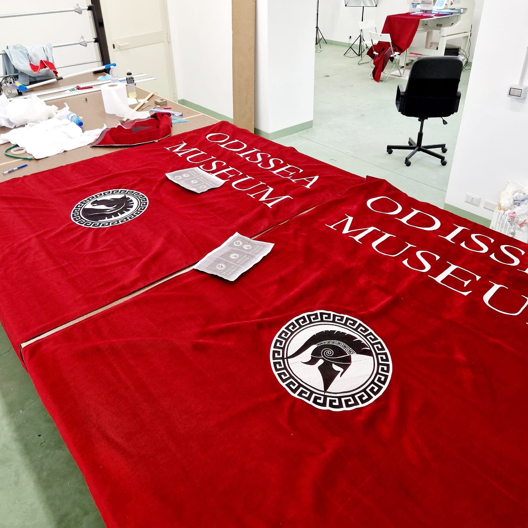 I drappi in confezione sul tavolo del laboratorio