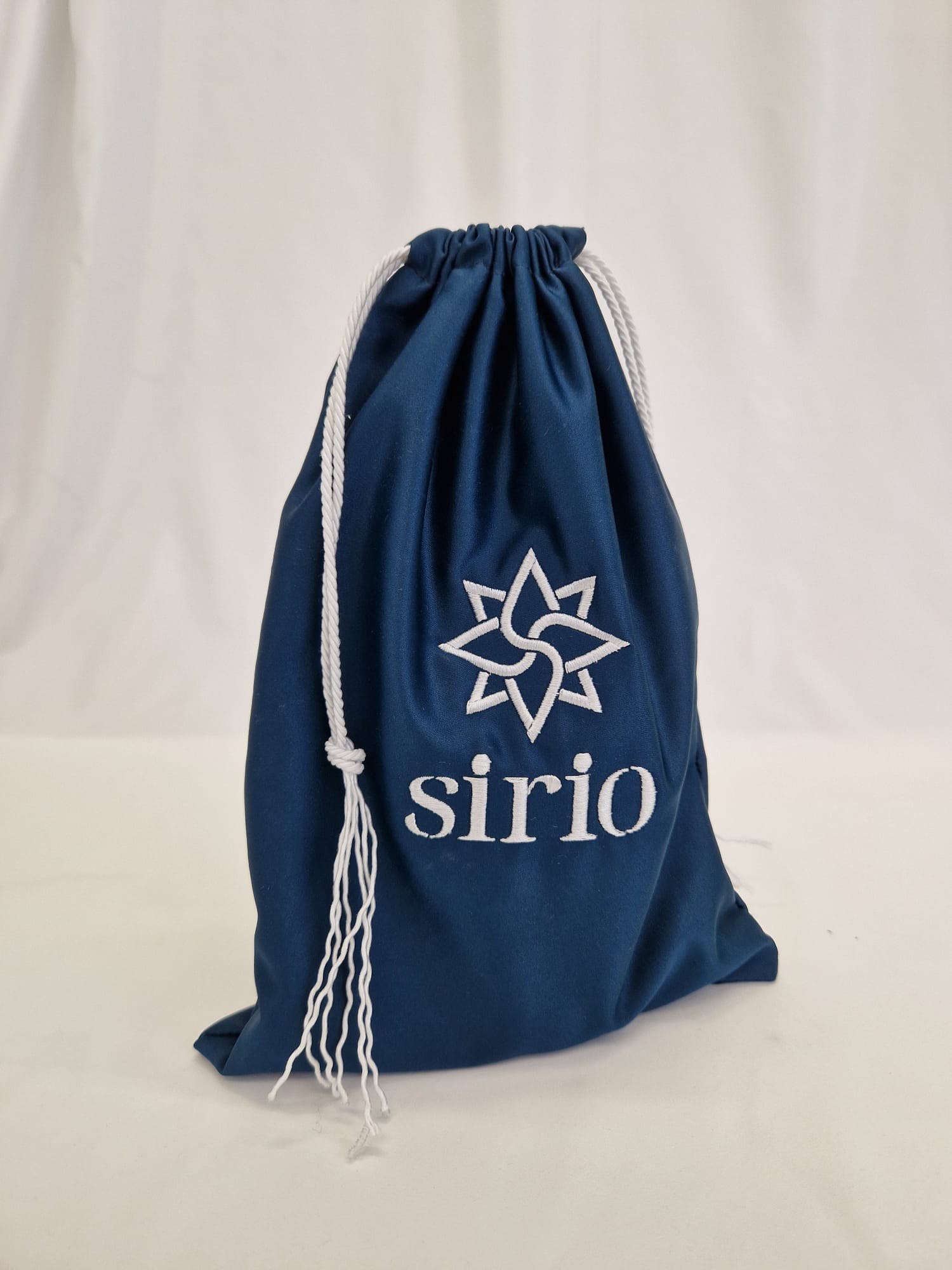 La sacca in raso blu con il logo Sirio ricamato in bianco