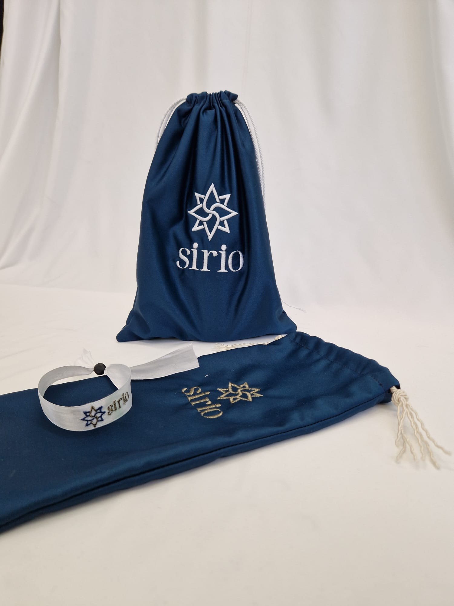 Sacca e braccialetto in raso con il logo Sirio