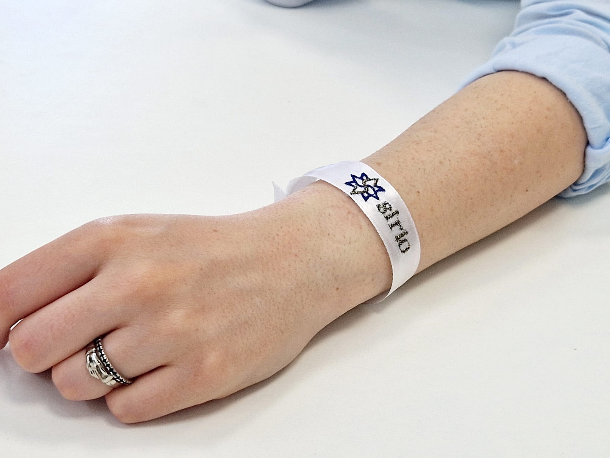 Il braccialetto in raso bianco con il logo Sirio ricamato