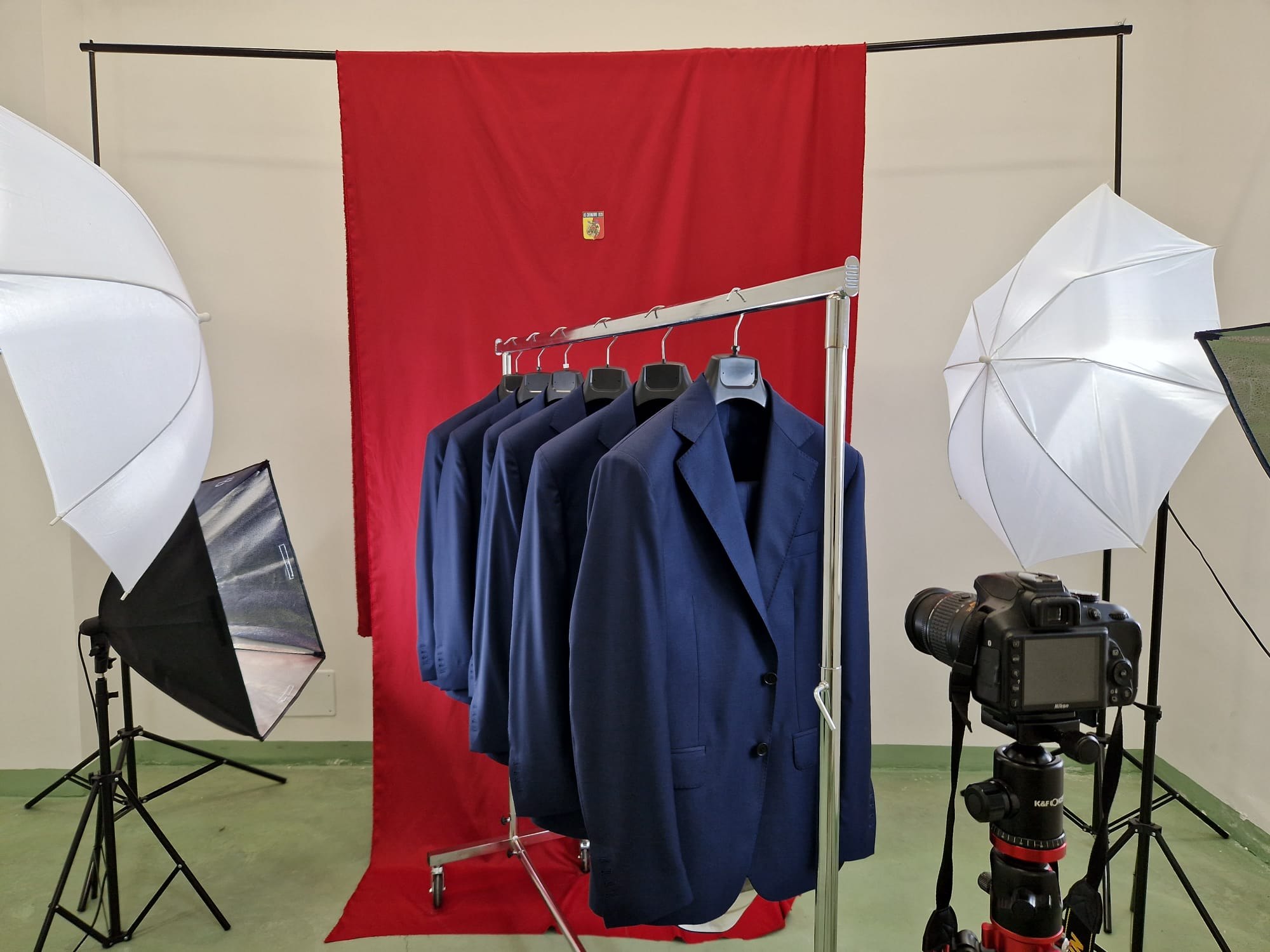 Lo shooting delle giacche di rappresentanza in laboratorio, sul fondale rosso